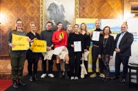 Das ISM Sieger-Team mit Juror Dr. Schwieger, Prof. Dr. Nicole Fabisch und Him&Laya-Inhaber Benjamin Friebor (v.r.). Links im Bild Chrstine Prießner von der Fair Trade Stadt in Hamburg und Katharina Keienburg von der Innovations Kontakt Stelle (IKS) Hamburg. Das ISM Sieger-Team mit Juror Dr. Schwieger, Prof. Dr. Nicole Fabisch und Him&Laya-Inhaber Benjamin Friebor (v.r.). Links im Bild Chrstine Prießner von der Fair Trade Stadt in Hamburg und Katharina Keienburg von der Innovations Kontakt Stelle (IKS) Hamburg.