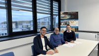  SKZ e Prochema alla firma dell'accordo di partnership (da sinistra): Matthias Ruff, firmatario autorizzato e Sales Manager Education & Research di SKZ, Marco Leone Zimmel, CEO di Prochema Srl, e il Dr. Benjamin Baudrit, Deputy SKZ Managing Director Education & Research. / Foto: Katrin Heilig, SKZ