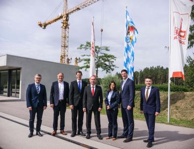 Gruppenbild anlässlich des Besuchs des Wirtschaftsministers Hubert Aiwanger bei der Firmengruppe Max Bögl am 5. August 2019. Personen von links nach rechts: 1. Bürgermeister der Gemeinde Sengenthal Werner Brandenburger, Vorstände Josef Knitl und Michael Bögl, Wirtschaftsminister Hubert Aiwanger, Gesamtbetriebsratsvorsitzende Karin Hammerl-Ranftl, Gesellschafter Johann Bögl, Landesvorsitzender BWE Bayern Dr. Matthias Grote / Foto: Firmengruppe Max Bögl