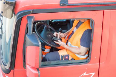 Der LKW-Fahrer nutzt sein digitales Endgerät als Oberfläche für die Unterschrift. Das kann das TomTom, Smartphone oder Tablet sein.