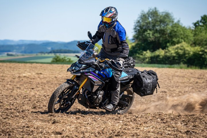 Nun auch für die BMW F 450 GS: Die Wunderlich Gepäckbrücke für den Soziussitz
