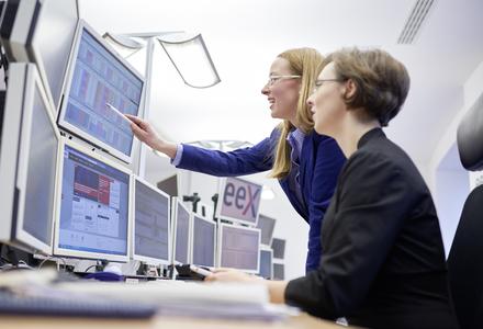 Der KWK-Index an der Strombörse EEX sinkt im vierten Quartal 2019 gegenüber dem vorangegangenen Quartal auf 3,659 Cent/kWh (EEX-Marktsteuerung © Jeibmann Photographik / EEX AG)