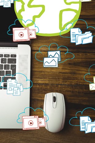schreibtisch-mit-maus-und-laptop.jpg