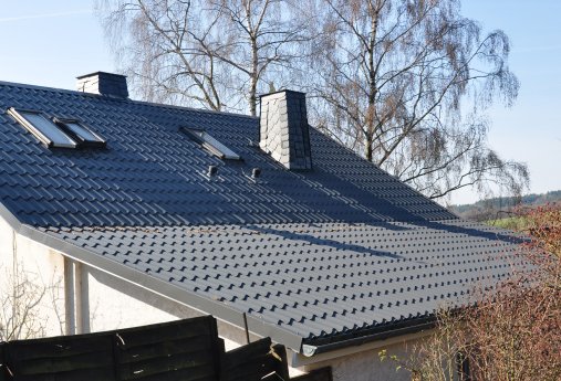 Das gleiche Dach nun mit einer Luxmetall-Eindeckung .JPG