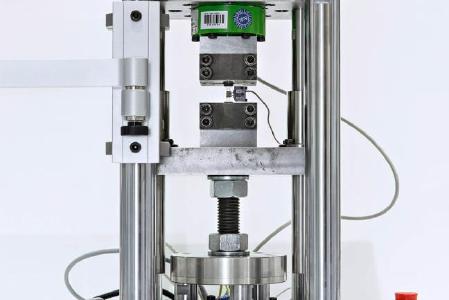 New, fine-resolution testing system for determining the local, process-related influencing parameters on the cyclic material behavior / Photo: Fraunhofer LBF