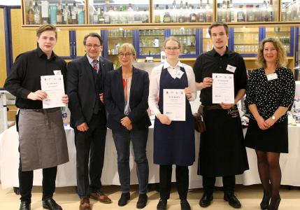 Justus Schuhmacher (links), Larissa Frieling und Max Louis Müting sind die besten angehenden Restaurantfachleute, Foto: Gebhard/ Region Hannover