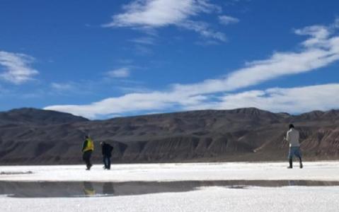 Auf einem Salar in Argentinien; Foto: Portofino Resources