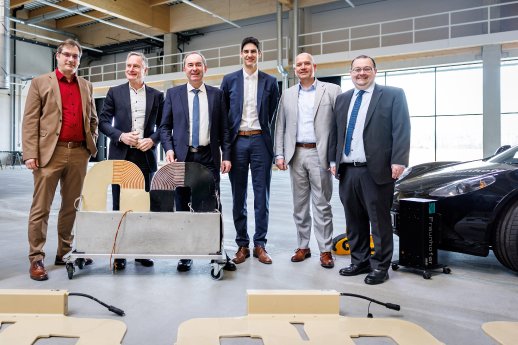 2025-04-10_Pressefoto_Eroeffnung-E-Road-Center-Hallstadt_copyright-DanielKarmann-FraunhoferIISB_.jpg