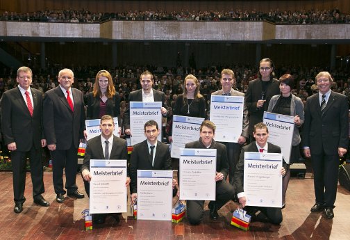 pri12161_Meisterfeier 2012-Präsident Tschischka beglückwünscht 509 neue Meister.JPG