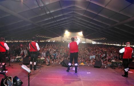 Mega-Event im Losberger Zelt: Die Kastelruther Spatzen treten jedes Jahr vor 14000 Gäste im größten Festzelt Europas auf.