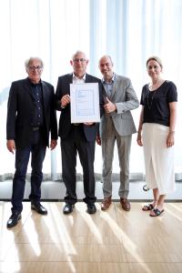 Bei der Preisverleihung (von links): DGNB-Präsident Professor Alexander Rudolphi, Caparol Markenmanager Wolfgang Hoffmann, der DAW-Entwicklungsleiter für Innenbeschichtungen Dr. Stephan Ottens und Dr. Christine Lemaitre (Geschäftsführender Vorstand DGNB) (C) DGNB