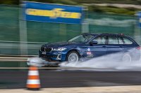 Perfekt durch die Pfütze pflügen alle drei