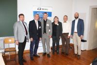 Der neu gewählte Vorstand von CC Bau: Prof. Jens Ridzewski (links), Thoralf Krause (3.v.l.), Dr. Ingelore Gaitzsch (4.v.l.) und Prof. Ralf Cuntze (5.v.l.) gemeinsam mit dem Gastgeber Prof. Klaus Holschemacher (2.v.l.) und dem CC Bau-Geschäftsführer Dr. Thomas Heber (rechts)