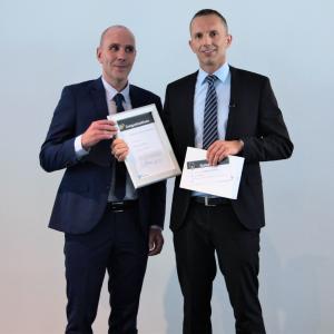 Timo Schütte, Vice President Education Delivery MEE bei der SAP, übergibt Preis an Rainer Oeffling, Dozent beim Bildungszentrum alfatraining