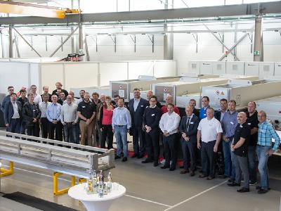 und 30 Fachbesucher konnten sich bei den Coating Competence Days Mitte Oktober vom Potenzial des neuen Jumbo-Coaters überzeugen