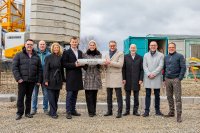 From left to right: Ralf Wurth & Markus Nestler (JULABO), Lioba Keienburg (Keienburg Architects), Markus and Jennifer Juchheim (Building owners), Markus Ibert (Mayor of Lahr), Thomas Benz & Mark Bitterwolf (JULABO) and Wolfgang Keienburg (Keienburg Architects) with the time capsule at the future JULABO production site in Lahr.