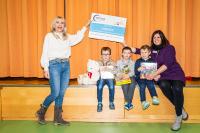 Barbara Biedermann überreicht Susanne Beyer (Leiterin der HPT mini Gruppe) den Spendenscheck.