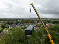 Die 38 Tonnen schwere Wärmebox wird vom Kran zunächst auf den Sportplatz am Redlingsweg gehoben.