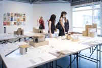 Einblicke in die Sommerschau 2025 der School of Architecture der Hochschule Bremen im Eingangsbereich des AB-Gebäudes. Hier: Studienarbeiten aus dem Modul 