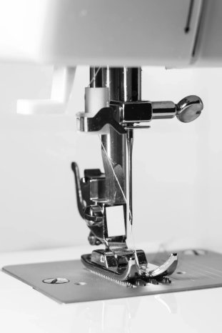 Overlock_Nähmaschine_Detailaufnahme.webp