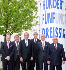 von rechts: BLG-Chef Detthold Aden, der stellvertretende Vorstandsvorsitzende Manfred Kuhr, Finanz-Vorstand Hillert Onnen, Container-Vorstand Emanuel Schiffer, Arbeitsdirektor Hartmut Mekelburg und Kontrakt-Vorstand Dr. Bernd Liebe-roth-Leden