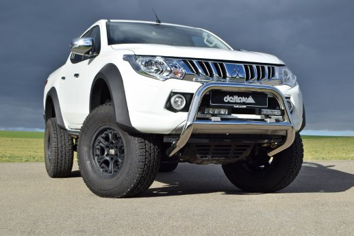 Mitsubishi_L200_KJOT_Frontbar_Hutch1_FenderFlares_PIAA_RF10.jpg