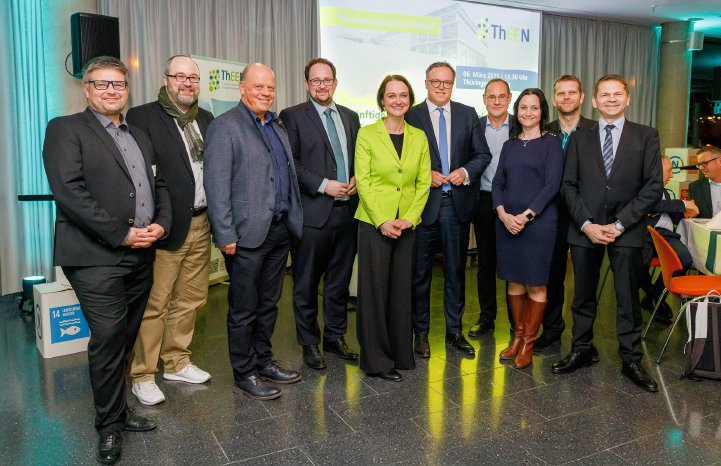 theen-parlamentarischer-abend-2025-gruppenfoto.jpg