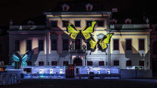 Großflächiges Videomapping beim Electrique Baroque Festival im Schlosshof Ludwigsburg