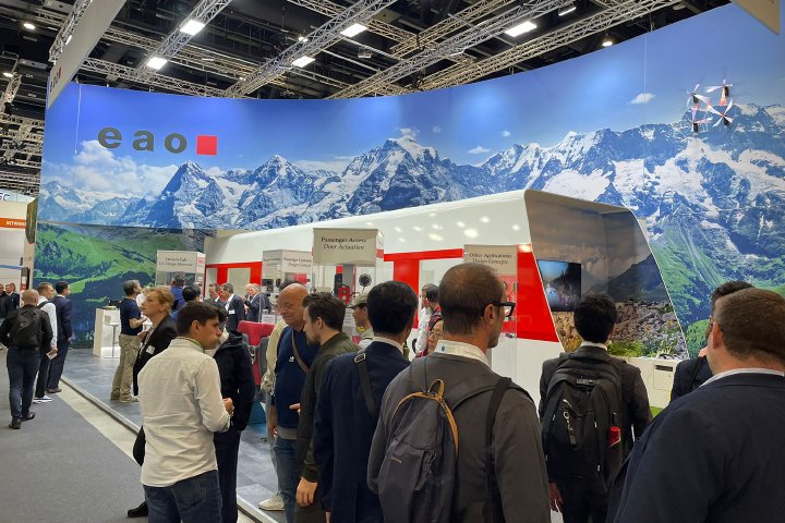 Einsteigen bitte: EAO zeigt auf der InnoTrans HMI Lösungen für entspannte Bahnreisen