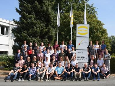 Die neuen Auszubildenden und dualen Studenten wurden von Sonja Roth, Zentralbereichsleiterin Personal (rechts), und Ausbildungsleiter Nico Gottlieb (links) begrüßt.
