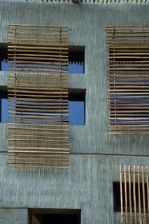 Die sichtbaren Beton-Oberflächen der Wände des Lycée Marc Bloch im südfranzösischen Sérignan sind aufgestellten Schilfbündeln nachempfunden. Sie sollen an eine jahrhundertealte Bautradition in der Camargue erinnern. Diese wurde so durch den Architekten François Fontes zu neuem Leben erweckt. (Foto: NOE-Schaltechnik, Süssen)