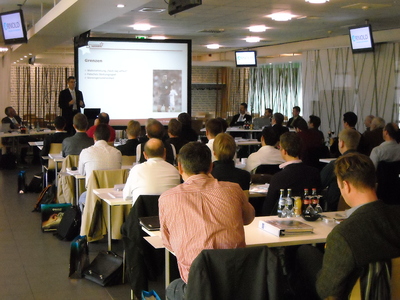 Viele Besucher beim Seminar über innovative Verbindungselemente