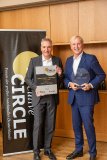 Der Vorstandsvorsitzende der Tiemeyer AG, Heinz-Dieter Tiemeyer (r.), ist der diesjährige Preisträger des „Executive Circle Awards“. »kfz-betrieb«-Chefredakteur Wolfgang Michel übergibt die Auszeichnung für das automobile Lebenswerk.