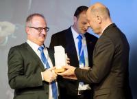 Feinmess Suhl Geschäftsführer Nils Blondin (l.) nimmt den Innovationspreis aus den Händen von Thüringens Wirtschaftsminister Wolfgang Tiefensee (r.) entgegen