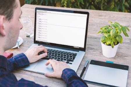 Das Dokumenentmanagement-System der Fasihi GmbH unterstützt Unternehmen auf dem Weg in die digitale Transformation von Geschäftsprozessen, Foto: TeeFarm (Pixabay)