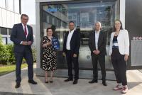 Professor Dr. Stephan Wimmers, Katja Dörner, Guido Degen, Thorsten Wieres (Plant Direktor GKN Bonn/Radevorwald), Wirtschaftsförderin Victoria Appelbe (von links). Professor Dr. Stephan Wimmers, Katja Dörner, Guido Degen, Thorsten Wieres (Plant Direktor GKN Bonn/Radevorwald), Wirtschaftsförderin Victoria Appelbe (von links).