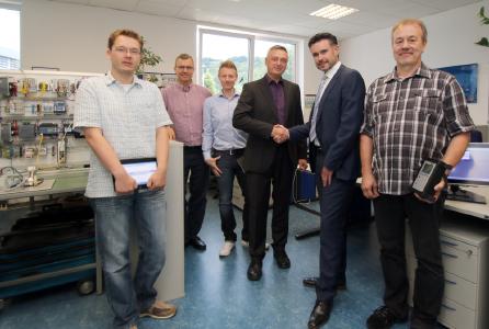 Thorsten Strebel (zweiter von rechts) gratuliert zur Gründung des Competence Center Shopfloor Integration
