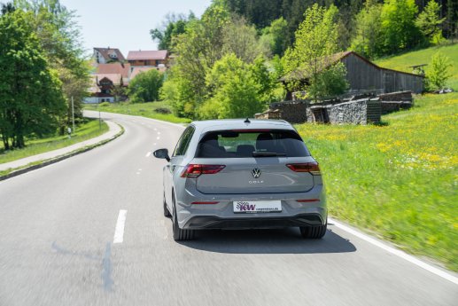 VW_Golf_8_KW_Variante_3_Fahraufnahme_04.jpg