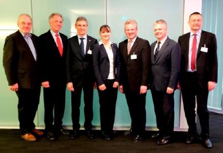 Der neue CCeV-Vorstand(v.l.n.r.): Günther Deinzer (Audi AG), Prof. Klaus Drechsler (TU München), Andreas Stöckle (Airbus Helicopters GmbH). Monika Kreutzmann (ARRK) Dr. Lars Herbeck (Voith Composites GmbH & Co KG), Prof. Dr. Hubert Jäger (BJS Ceramics GmbH) und Dr. Tilo Hauke (SGL Carbon) / © CCeV/Marco Runge