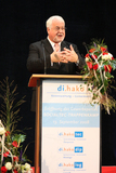Für Peter Harry Carstensen, Ministerpräsident des Landes Schleswig-Holstein, haben der Gewerbepark Socialtec und das soziale Engagement der Hako-Werke GmbH Vorbildcharakter mit Nachahmungsverpflichtung