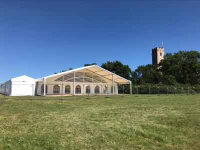 Ein großes Festzelt mit Platz für 100 Teilnehmer/-innen ist am Würzburger Schenkenturm errichtet worden. (Foto: SKZ).