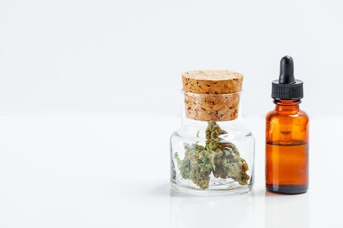 Depositphotos - Medizinisches Marihuana In Glas Jar Cannabisextrakt Öl In der Flasche ist_750.jpg