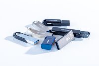 Ob beschädigt, gelöscht oder elektrisch defekt – DATA REVERSE® konnte in drei aktuellen Fällen persönliche Daten vollständig wiederherstellen. Die Datenretter aus Leipzig rekonstruierten Hochzeitsfotos, eine Masterarbeit und ein Testament – trotz Bruch, Fehlern im Dateisystem und Kurzschluss im USB-Stick. Ob beschädigt, gelöscht oder elektrisch defekt – DATA REVERSE® konnte in drei aktuellen Fällen persönliche Daten vollständig wiederherstellen. Die Datenretter aus Leipzig rekonstruierten Hochzeitsfotos, eine Masterarbeit und ein Testament – trotz Bruch, Fehlern im Dateisystem und Kurzschluss im USB-Stick.