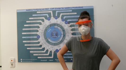 M. Sc. Anne-Katrin Gruska, wissenschaftliche Mitarbeiterin am SKZ, trägt ein am Center for Additive Production (SKZ) hergestelltes Ge-sichtsschild: Schutzausrüstung gegen die Virusausbreitung