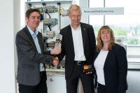 (v.l.n.r.) Jürgen Wirtz, Chefredakteur der Fachzeitschrift Schaltschrankbau, übergibt den Schaltschrankbau Innovation Award an Thomas Peter, Leiter der Business Unit Digital Signaling & Protection bei Weidmüller, und Silke Lödige, Produktmanagerin Überspannungsschutz bei Weidmüller