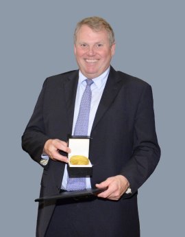 Hans-Joachim-Boekstegers-mit-Medaille.jpg