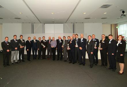 Partner Maria-Elisabeth Schaeffler (center), Dr. Juergen M. Geissinger, President and CEO (4th from left) and Dr. Gerhard Schuff, Senior Vice President Schaeffler Purchasing (6th from left)