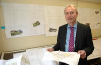 GREIWING-Geschäftsführer Klaus Beckonert begutachtet Baupläne für das neue Logistikzentrum in Leipheim