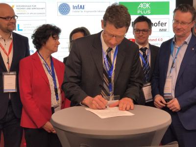 Dr. Bernhard Blüthner, Vorstand von SALT Solutions bei der Unterzeichnung der Absichtserklärung zum KI-Hub Sachsen / Bildquelle: SALT Solutions AG