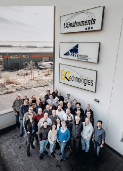 2026-01-gruppenbild-terrasse-800px.jpg